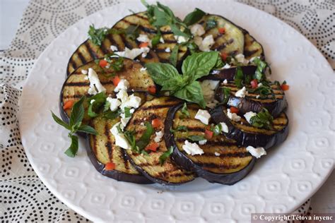 Grillezett padlizsánszeletek friss fűszernövényekkel