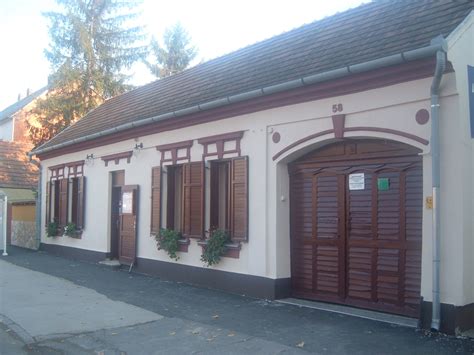 Ajkai épület, a Retro Ízek Pizzéria otthona