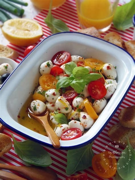 friss paradicsomok, bazsalikom és mozzarella golyók egy tálban