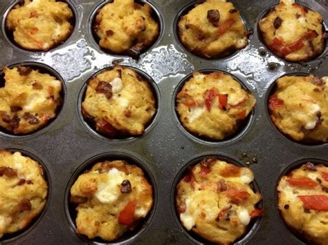 különböző tojásos muffinok egy tálon