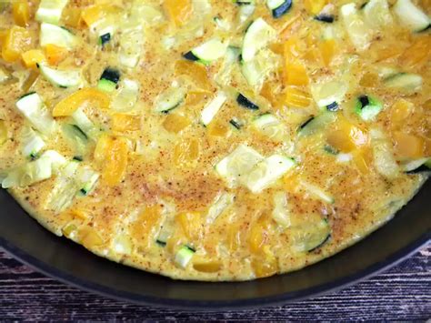 tojás, cukkini és paprika a konyhapulton