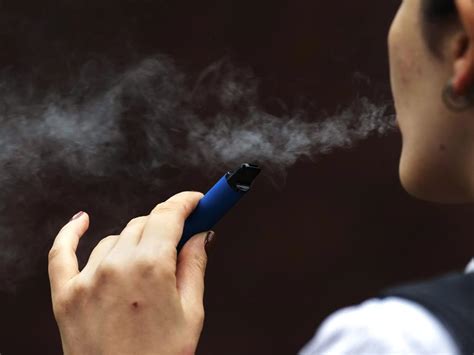 Vape készülékek különböző ízekkel és színekkel