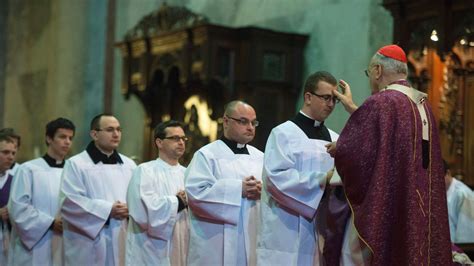A hamvazószerdai szertartás ábrázolása, ahol a pap keresztet rajzol a homlokra hamuból