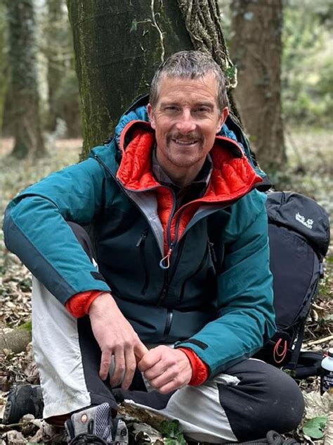 Bear Grylls portréja a vadonban