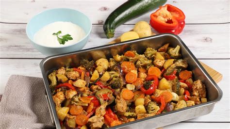 Sült csirke zöldségekkel tepsiben