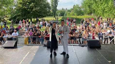 Sós Fecó és Hencsy színpadon, közönség előtt