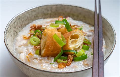 Congee tál ínycsiklandó feltétekkel