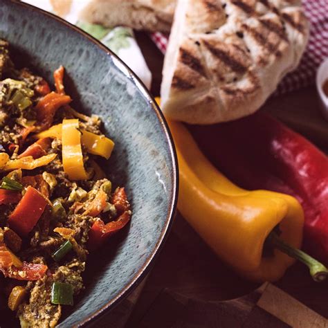 Darált hús pirítása hagymával és paprikával