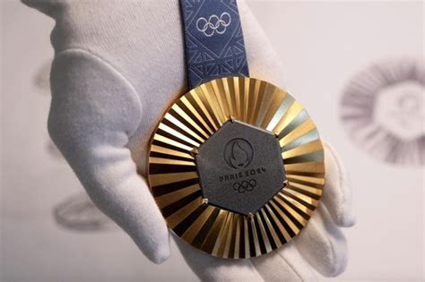 Olimpiai érem kollekció és elektronikai hulladék halom