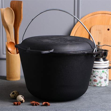 Hagyományos öntöttvas üst a tűzön
