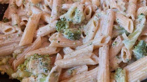 Brokkolis krémsajtos penne tálalva