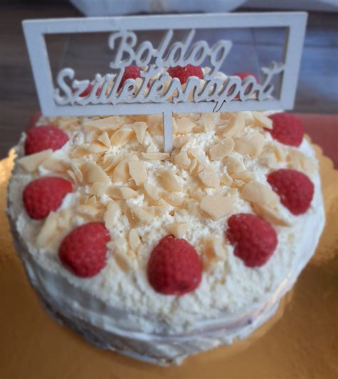 Málnás-fehércsokis bársony spray torta