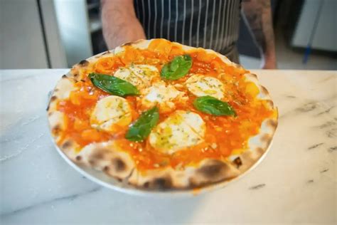 Különböző típusú pizzák, ízlésesen elrendezve
