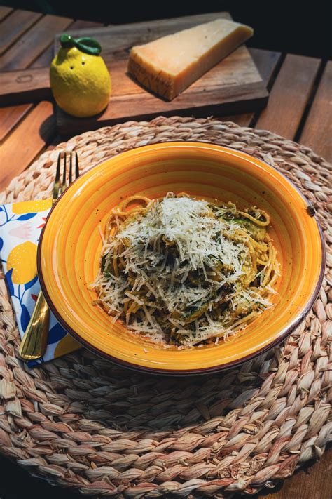 A kész Budai spagetti egy pohár frissítő gyümölcsös jégtea társaságában