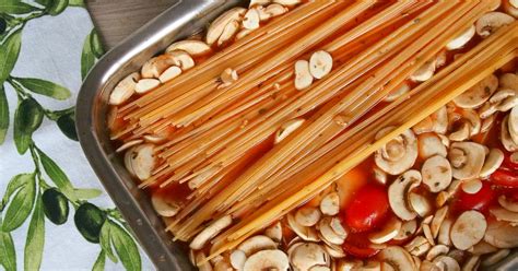 Közelkép a selymes, sajtos paradicsommártásról, ahogy bevonja a spagetti tésztát
