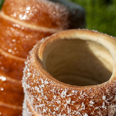 Frissen sült kürtőskalács sütőformán