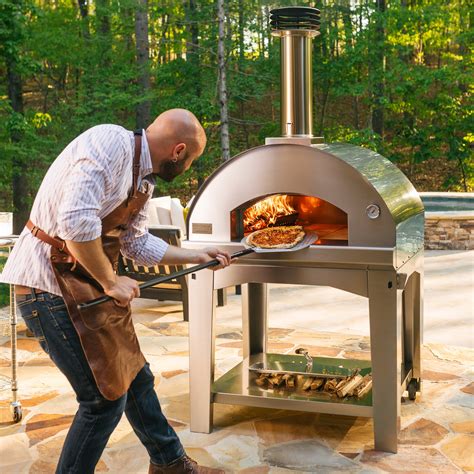 Hagyományos olasz kemence, amelyben fatüzelésű pizza sül