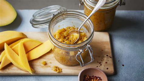 Különböző feltétek és mártások egy mango chutney burgerhez