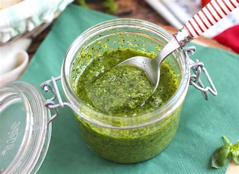 zöld pesto friss bazsalikomlevelekkel