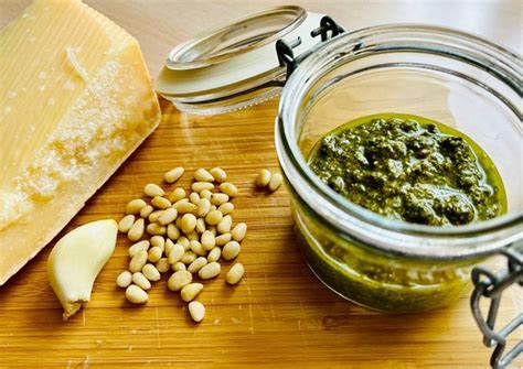 házi készítésű pesto üvegben