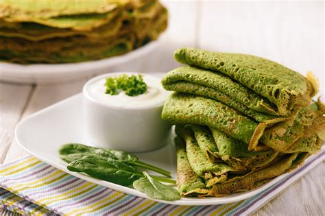 egy lány boldogan eszik egy spenótos palacsintát