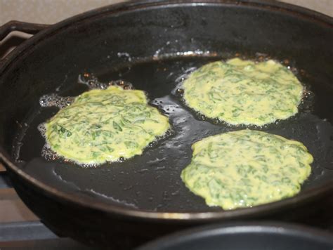 egy serpenyőben spenótos palacsinta sül