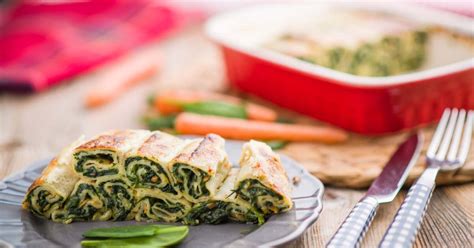 egy tányéron spenótos palacsinta tejföllel és szalonnával