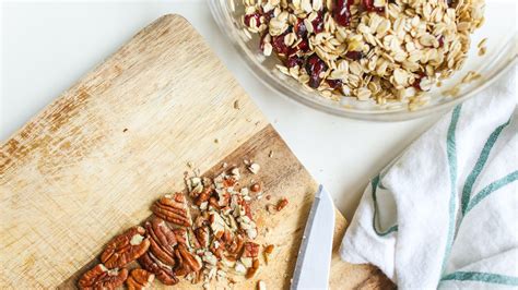 Különböző típusú granola egy tálban