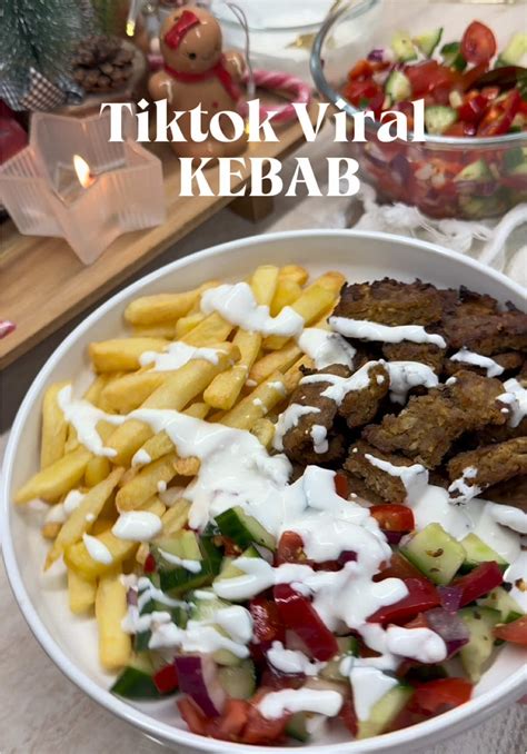 Tányér gyrosszal és görög joghurt öntettel