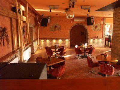 A Tulipán Café és Pizzéria épülete Izsák központjában, a Kossuth téren