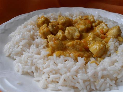 Curry-s csirkemell kókusztejjel és rizzsel