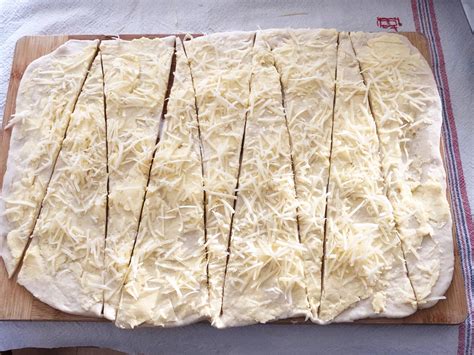 Pizzatészta alapú sós tekercs előkészítése