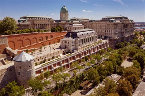 A budapesti Várnegyed hangulatos, macskaköves utcáinak látképe