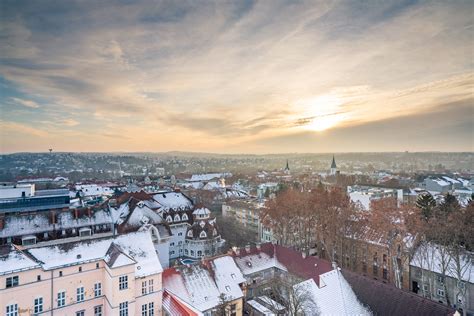 Kaposvár látképe, háttérben a városra jellemző épületekkel