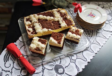 egy tálka krémes fahéjfagylalt, fahéjrudakkal díszítve