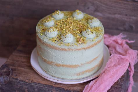 Két torta összehasonlítása, egyik pisztáciás, másik mandulás