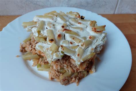 Rakott zöldbab rétegezése egy kerámia sütőtálban