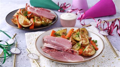 grillen készülő szaftos kolbászok burgonyával és zöldségekkel