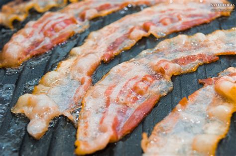 Bacon szeletek sütés közben