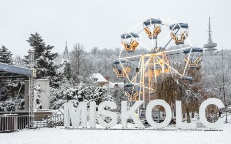 Miskolc belvárosa, éjszakai fényekkel