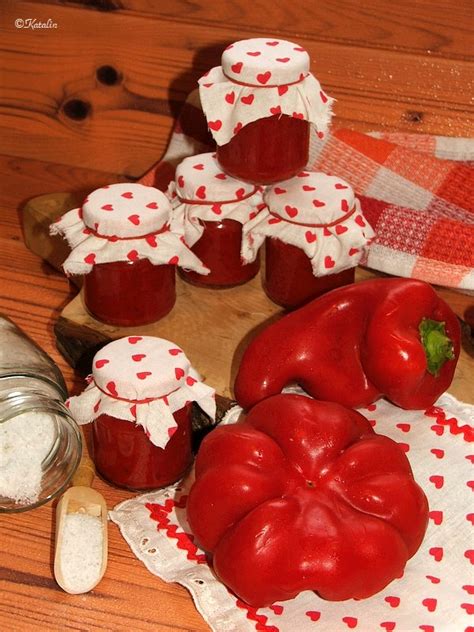 Többféle paprikakrém változat egy üvegben