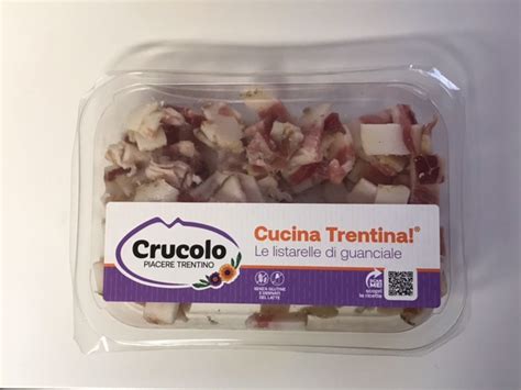Guanciale szeletek egy vágódeszkán