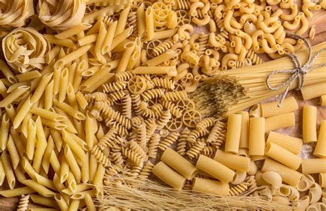Különböző tésztafajták, mint spagetti, bucatini, rigatoni, fettuccine