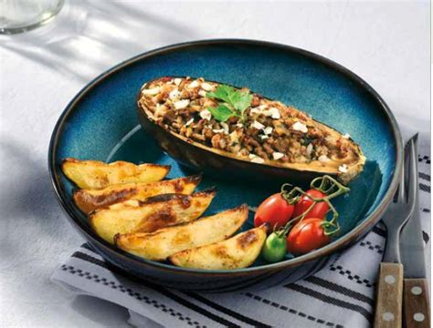 Sült burgonyaszirom egy tálban, szórt fűszerpaprikával