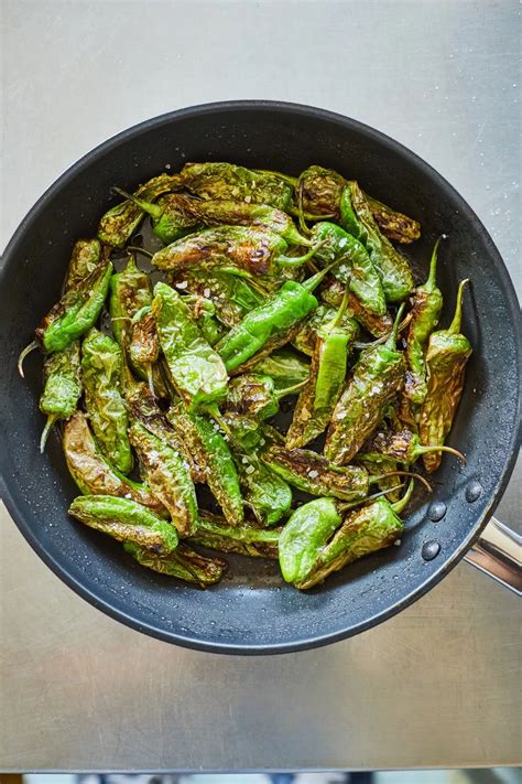 Egy tál sült Padron paprika tengeri sóval megszórva