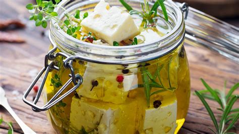 Marinált feta sajt fűszerekkel