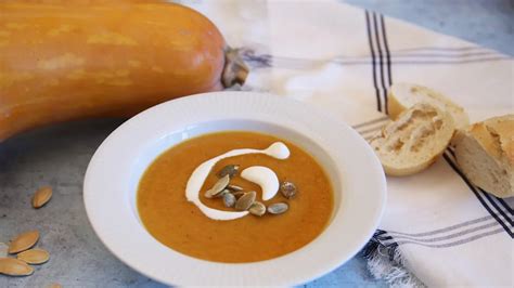 Sütőtökleves tálalva tökmaggal és tejszínnel