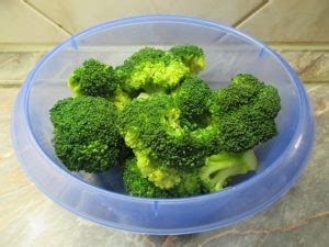 Brokkoli rózsák és paradicsom karikák előkészítve a rétegezéshez