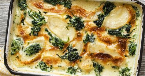 Aranybarnára sült tejszínes zöldséges burgonya tálalva