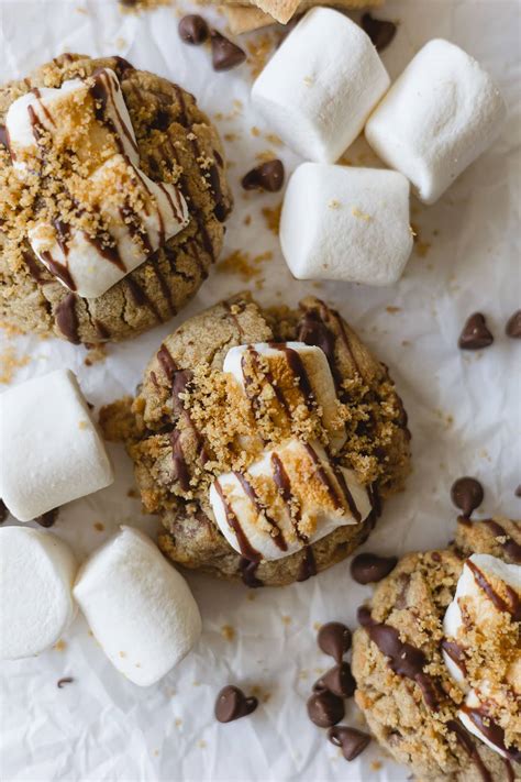 S'mores illusztráció tábortűznél